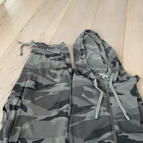 Splendid Camo Set Jogger in size Small and Hoddie in size Medium - Picture 1 of 4